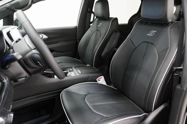 Photo of 2024 Diamond Black Crystal Pearlcoat Chrysler Pacifica