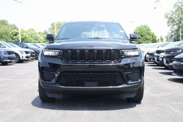 Photo of 2024 Diamond Black Crystal Pearlcoat Jeep Grand Cherokee