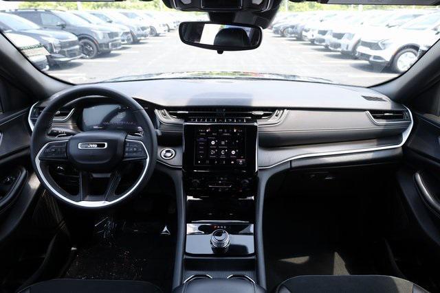 Photo of 2024 Diamond Black Crystal Pearlcoat Jeep Grand Cherokee