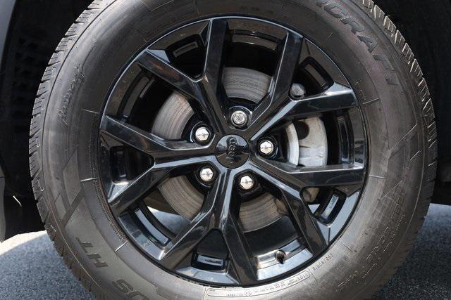 Photo of 2024 Diamond Black Crystal Pearlcoat Jeep Grand Cherokee
