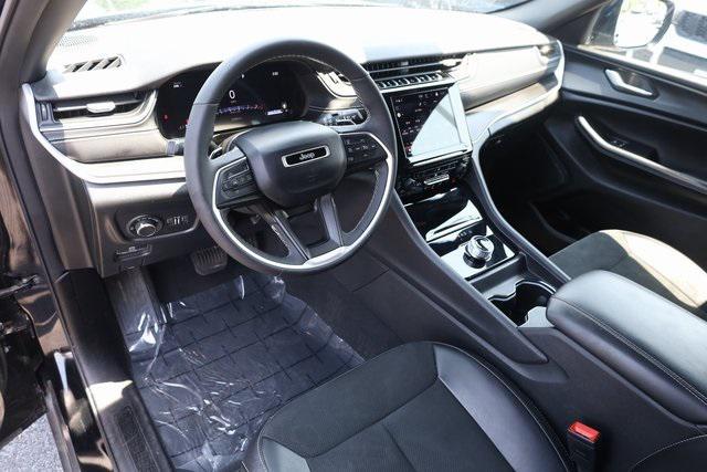 Photo of 2024 Diamond Black Crystal Pearlcoat Jeep Grand Cherokee