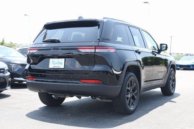 Photo of 2024 Diamond Black Crystal Pearlcoat Jeep Grand Cherokee