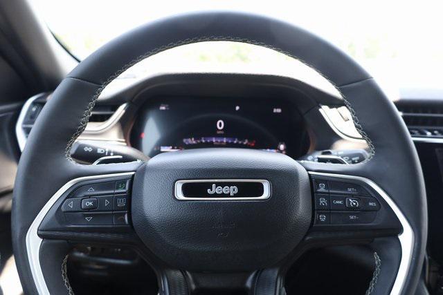 Photo of 2024 Diamond Black Crystal Pearlcoat Jeep Grand Cherokee