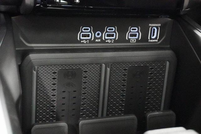 Photo of 2026 Diamond Black Crystal Pearlcoat RAM 1500