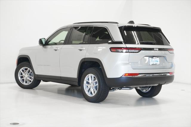 Photo of 2025 Silver Zynith Jeep Grand Cherokee