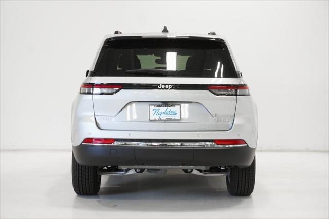Photo of 2025 Silver Zynith Jeep Grand Cherokee