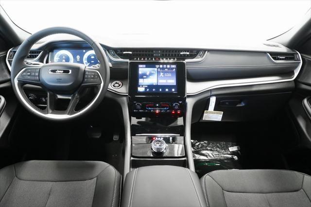 Photo of 2025 Silver Zynith Jeep Grand Cherokee