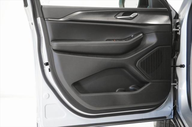 Photo of 2025 Silver Zynith Jeep Grand Cherokee