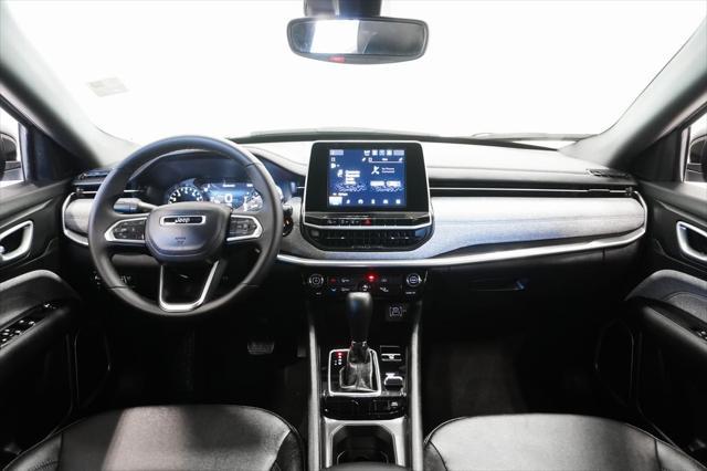 Photo of 2025 Silver Zynith Metallic Clearcoat Jeep Compass