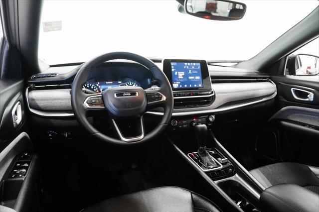 Photo of 2025 Silver Zynith Metallic Clearcoat Jeep Compass