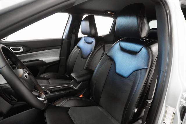 Photo of 2025 Silver Zynith Metallic Clearcoat Jeep Compass