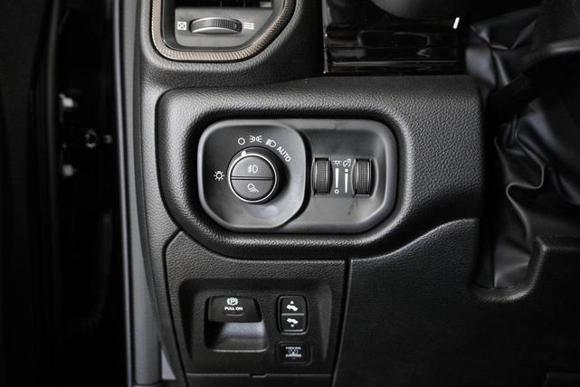 Photo of 2026 Diamond Black Crystal Pearlcoat RAM 1500