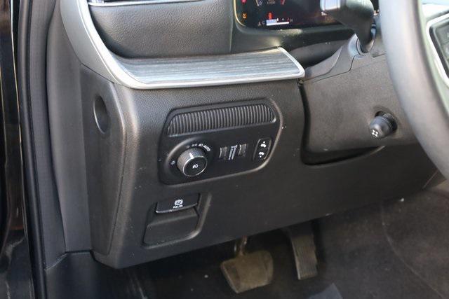 Photo of 2023 Diamond Black Crystal Pearlcoat Jeep Wagoneer