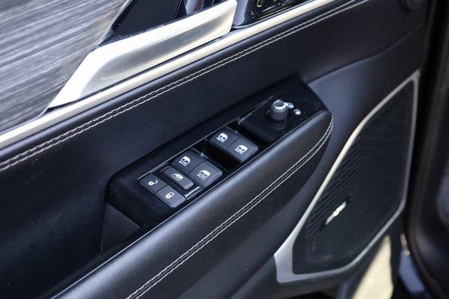 Photo of 2023 Diamond Black Crystal Pearlcoat Jeep Wagoneer