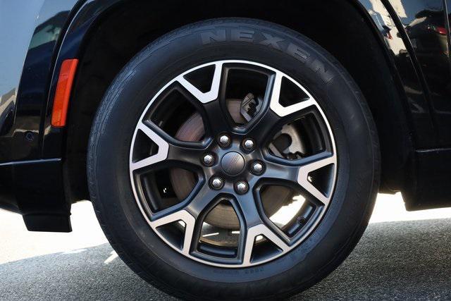 Photo of 2023 Diamond Black Crystal Pearlcoat Jeep Wagoneer