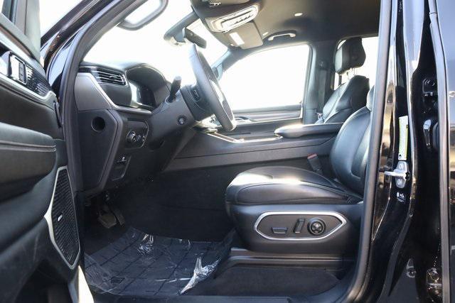 Photo of 2023 Diamond Black Crystal Pearlcoat Jeep Wagoneer