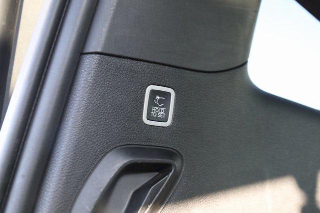 Photo of 2023 Diamond Black Crystal Pearlcoat Jeep Wagoneer