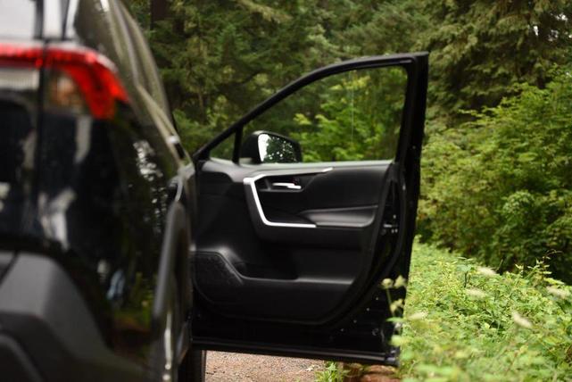 Photo of 2019 Midnight Black Metallic Toyota RAV4