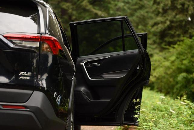 Photo of 2019 Midnight Black Metallic Toyota RAV4