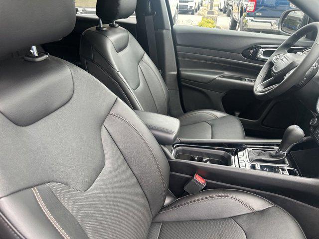 Photo of 2023 Diamond Black Crystal Pearlcoat Jeep Compass