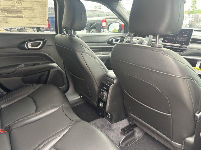 Photo of 2023 Diamond Black Crystal Pearlcoat Jeep Compass