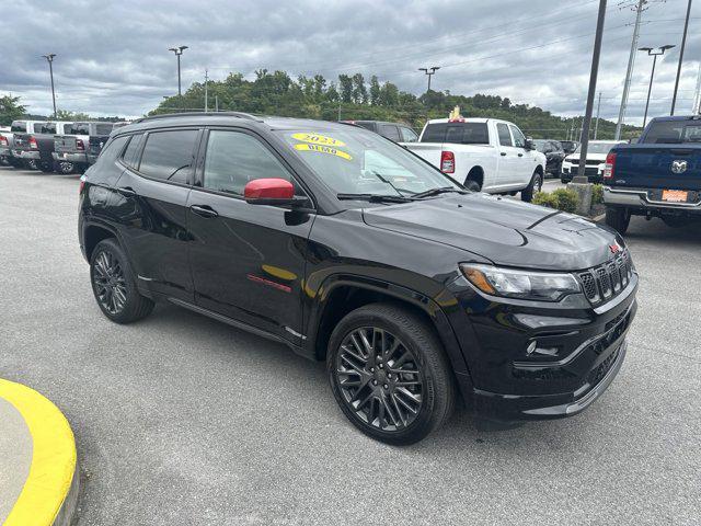 Photo of 2023 Diamond Black Crystal Pearlcoat Jeep Compass