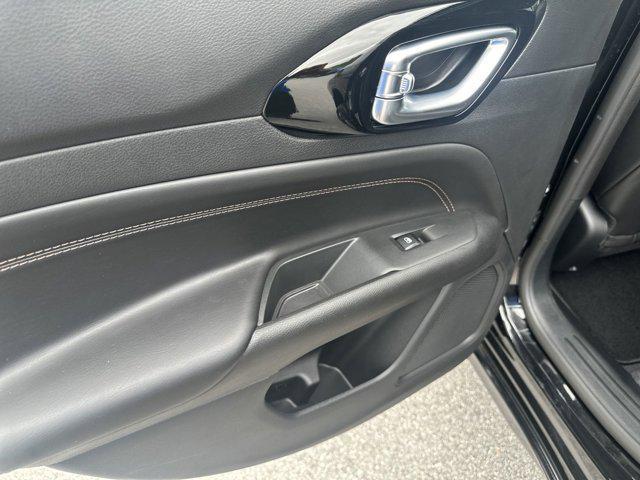 Photo of 2023 Diamond Black Crystal Pearlcoat Jeep Compass