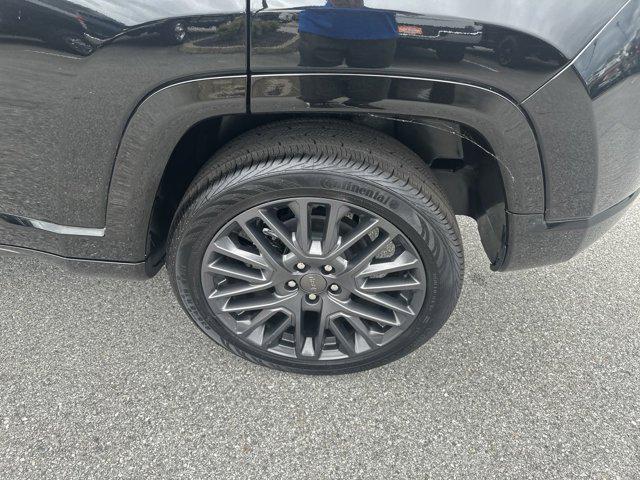 Photo of 2023 Diamond Black Crystal Pearlcoat Jeep Compass