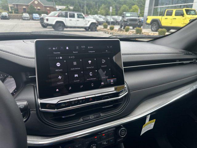 Photo of 2023 Diamond Black Crystal Pearlcoat Jeep Compass