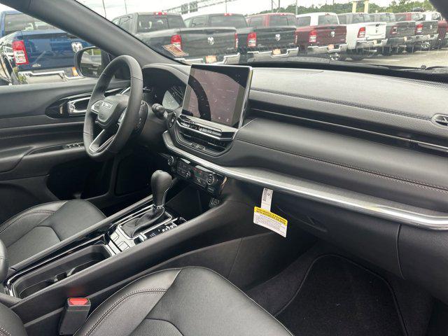 Photo of 2023 Diamond Black Crystal Pearlcoat Jeep Compass