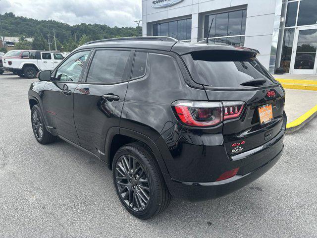 Photo of 2023 Diamond Black Crystal Pearlcoat Jeep Compass