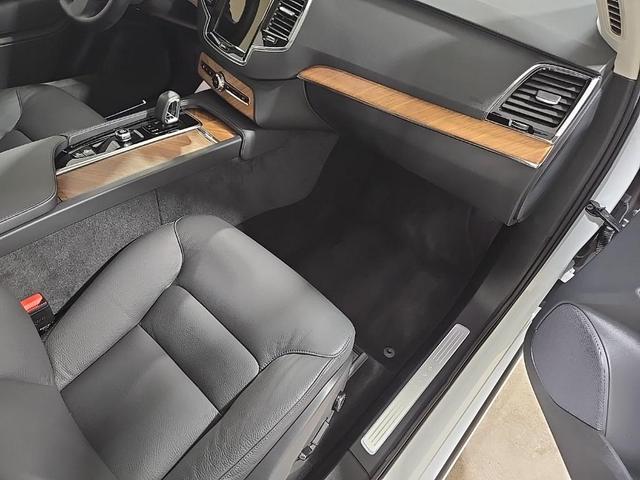 Photo of 2025 Crystal White Metallic Volvo XC90