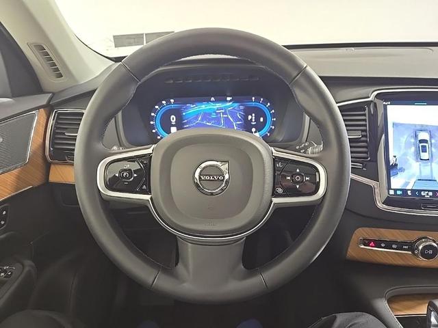 Photo of 2025 Crystal White Metallic Volvo XC90