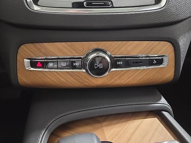 Photo of 2025 Crystal White Metallic Volvo XC90