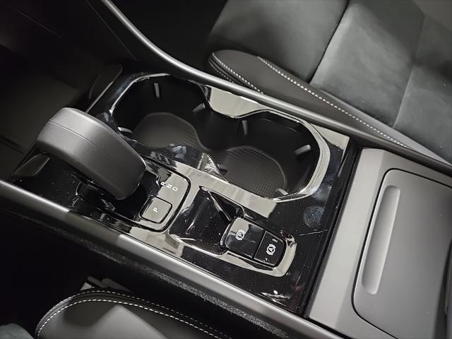 Photo of 2026 Crystal White Volvo XC40