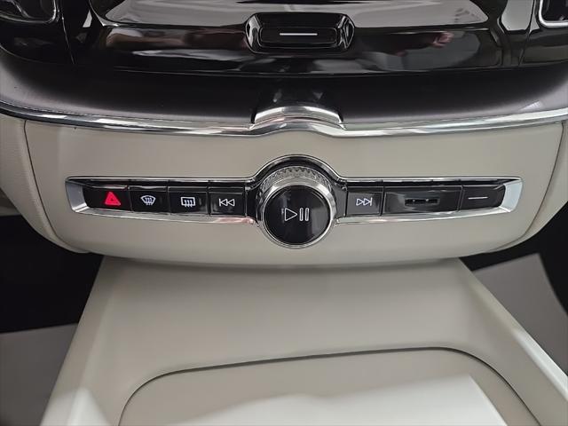 Photo of 2022 Fusion Red Metallic Volvo XC60