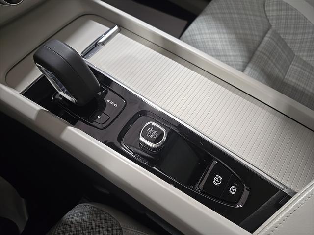 Photo of 2022 Fusion Red Metallic Volvo XC60