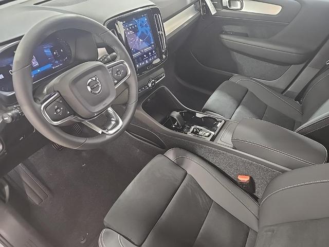 Photo of 2026 Vapour Grey Metallic Volvo XC40