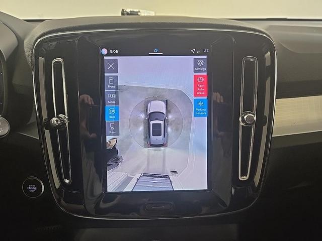 Photo of 2026 Vapour Grey Metallic Volvo XC40