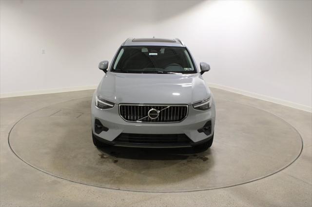 Photo of 2025 Grey Volvo XC40