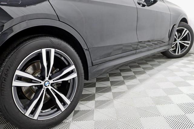Photo of 2022 Black Sapphire Metallic BMW X7