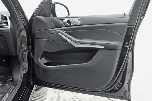 Photo of 2022 Black Sapphire Metallic BMW X7