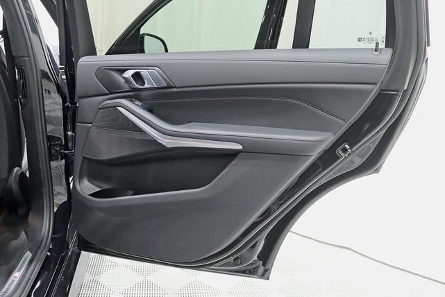 Photo of 2022 Black Sapphire Metallic BMW X7