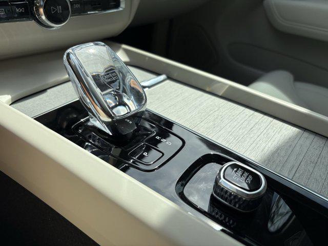 Photo of 2025 Onyx Black Metallic Volvo XC60 Plug-In Hybrid