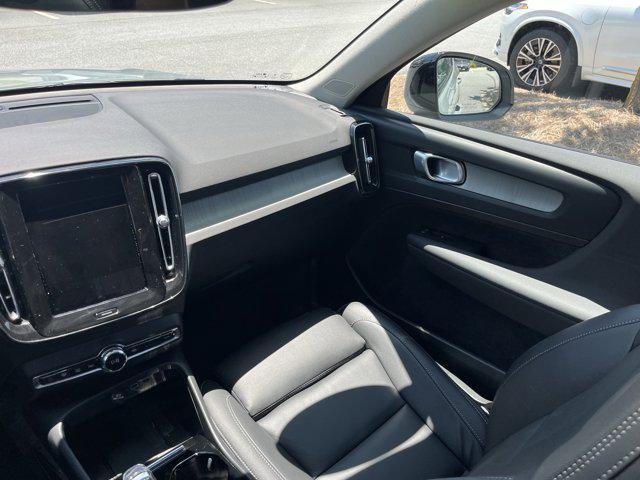 Photo of 2025 Vapour Grey Metallic Volvo XC40