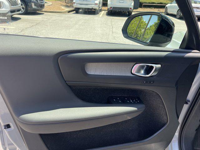 Photo of 2025 Vapour Grey Metallic Volvo XC40