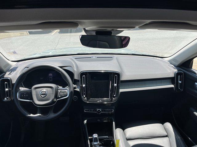Photo of 2025 Vapour Grey Metallic Volvo XC40