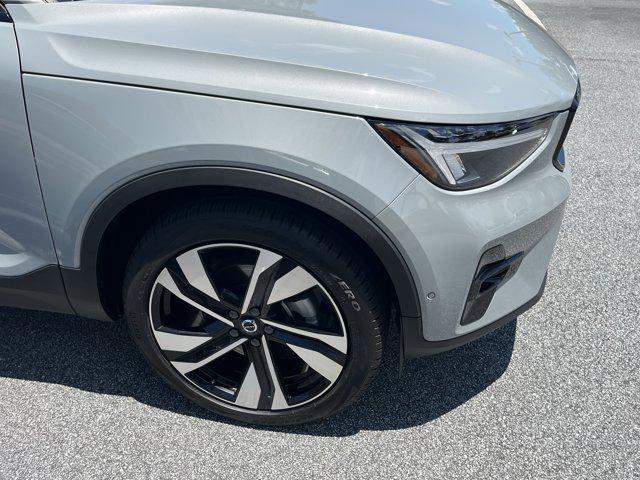 Photo of 2025 Vapour Grey Metallic Volvo XC40