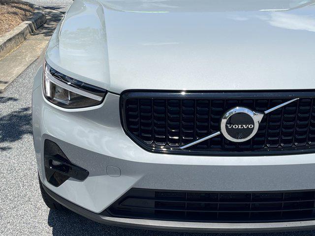 Photo of 2025 Vapour Grey Metallic Volvo XC40