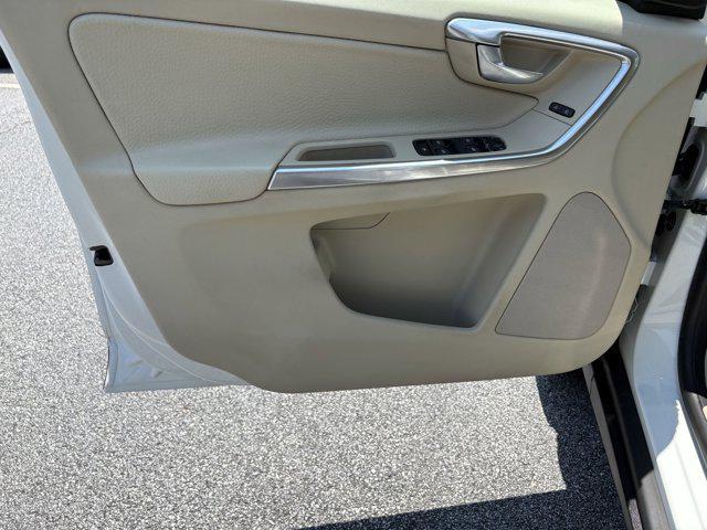 Photo of 2012 Ice White Volvo XC60